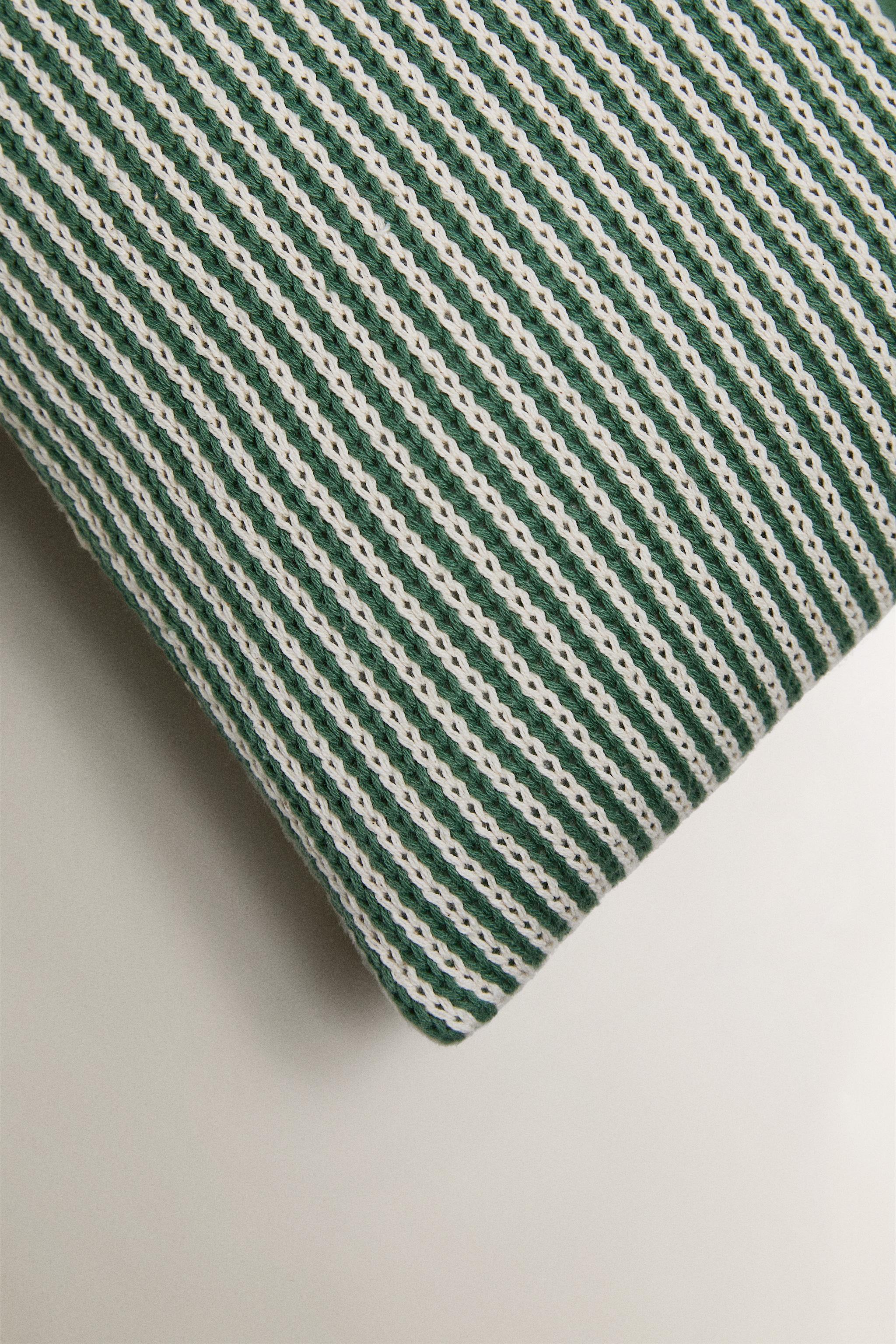 COUSSIN ENFANT BRODÉ LETTRE R